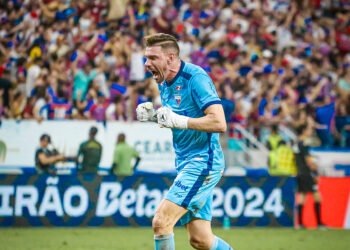 João Ricardo, goleiro do Fortaleza, comemorando gol.