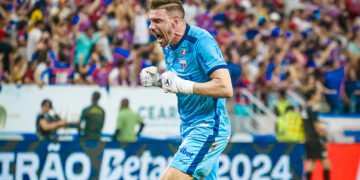 João Ricardo, goleiro do Fortaleza, comemorando gol.