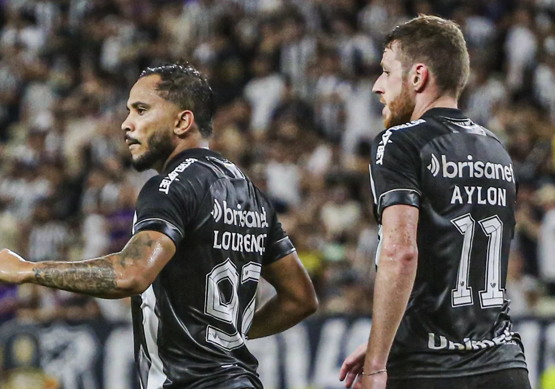 jogadores do Ceará SC comemorando gol