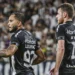 jogadores do Ceará SC comemorando gol