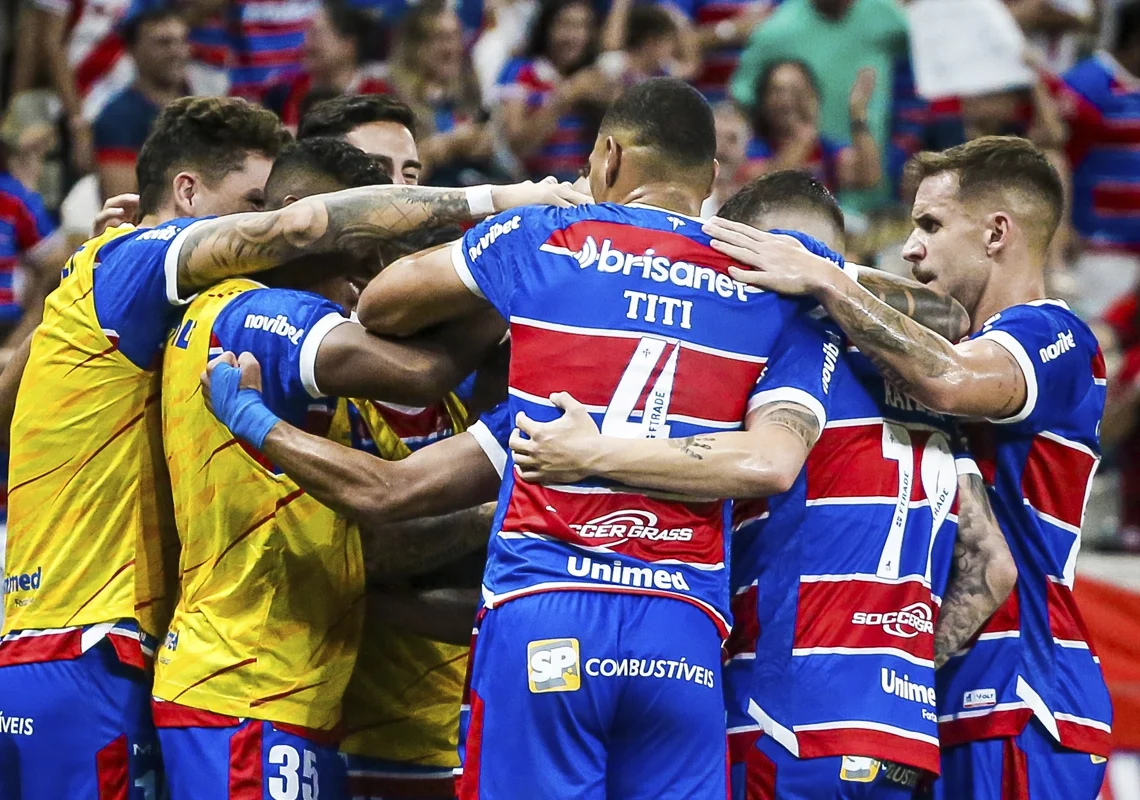 Jogadores do Fortaleza EC comemorando um gol