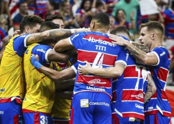 Jogadores do Fortaleza EC comemorando um gol