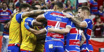 Jogadores do Fortaleza EC comemorando um gol