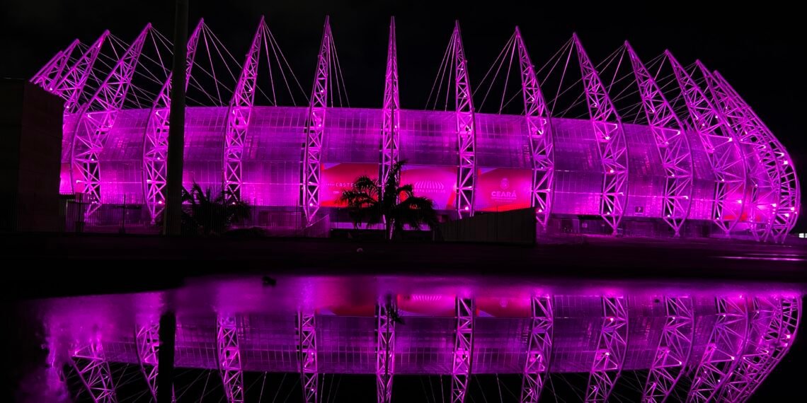 Iluminação Rosa na Arena Castelão - Foto: Andrei Macedo