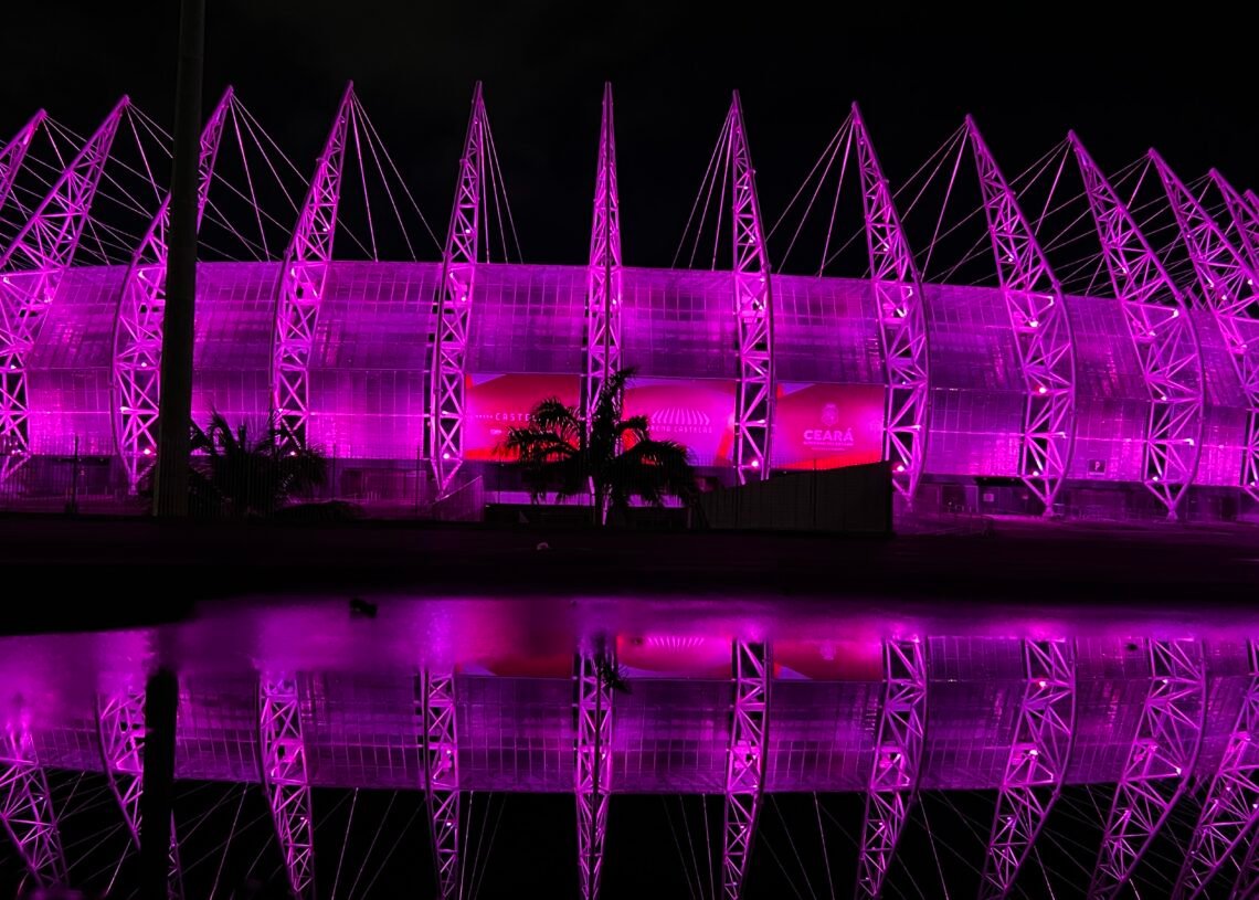 Iluminação Rosa na Arena Castelão - Foto: Andrei Macedo